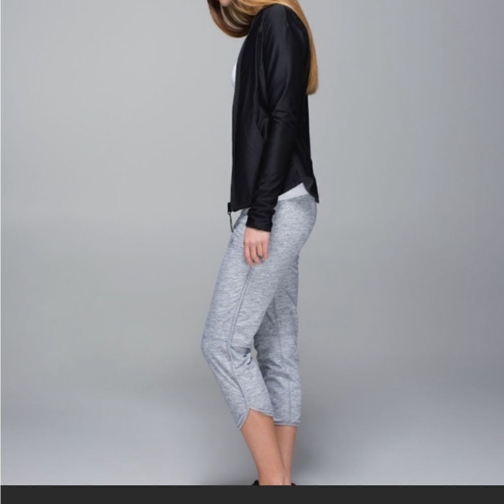 Lululemon Keep It Cool Crop Heathered Space
Dyed Bottoms‎ size 6 EUC